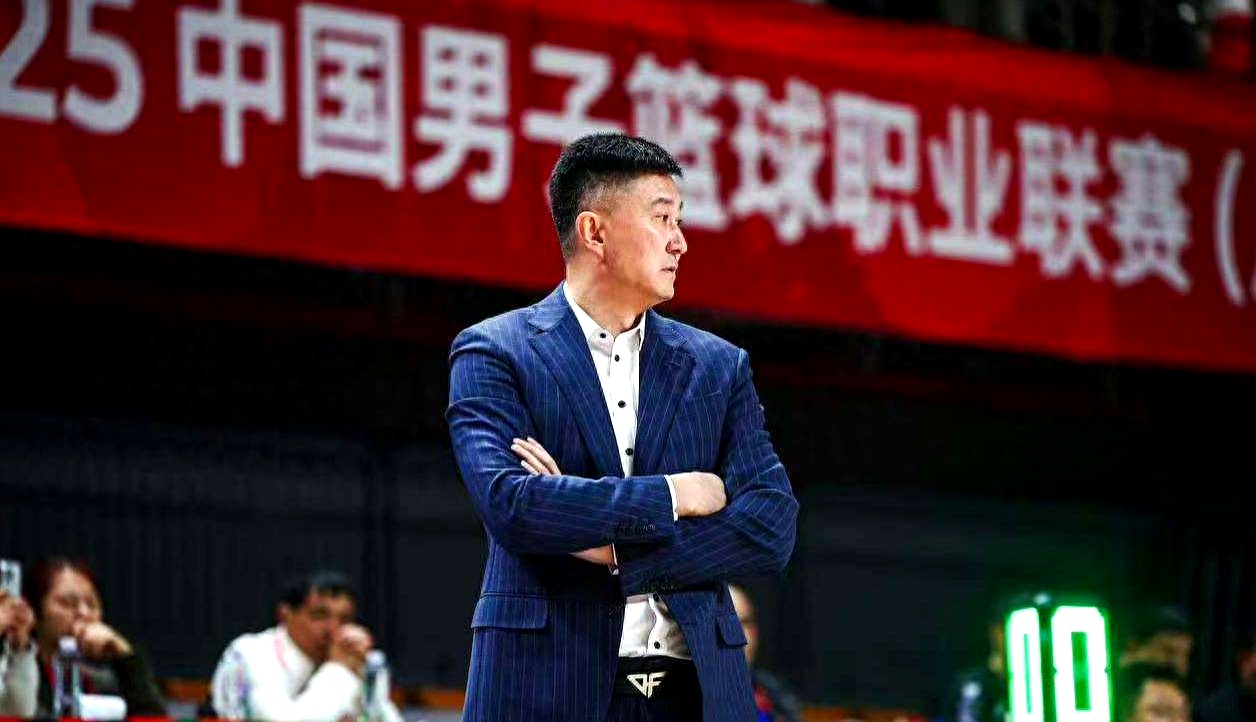  广东宏远发布备战花絮，赛前主帅复盘，法国杯任务艰巨，训练强度明显提升