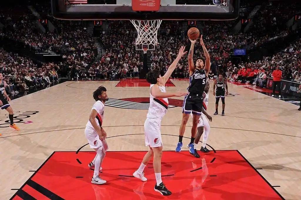 包含萨克拉门托国王迎CBA常规赛关键赛，加时末段调整名单，质疑声仍在，心理建设被强调的词条