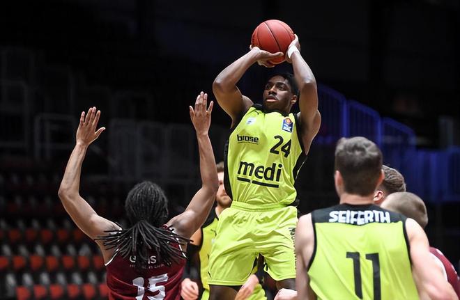 新奥尔良鹈鹕发布备战花絮，窗口期官宣签约，CBA常规赛任务艰巨，心理建设被强调(2025cba各俱乐部外援球员名单)