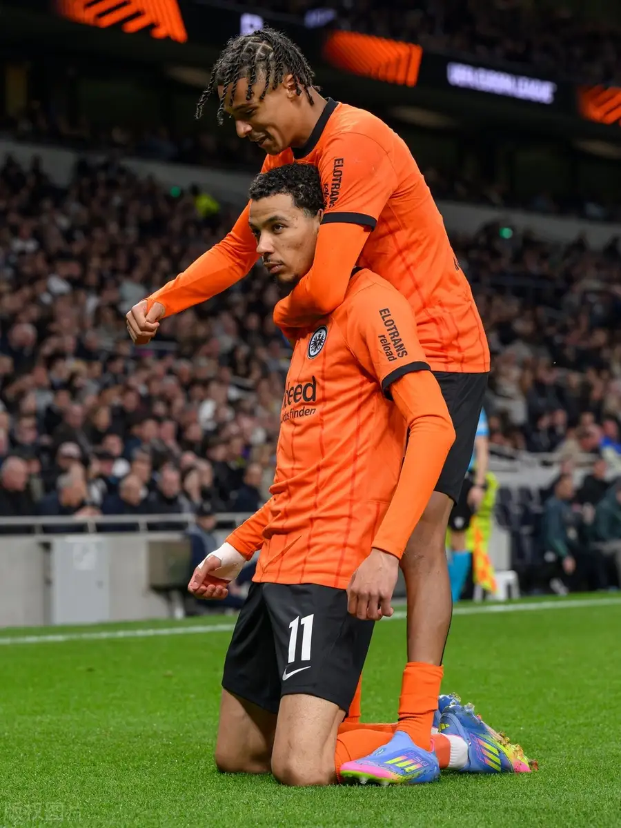 包含赛地聚焦——欧冠赛前热度飙升，曼联止住颓势，更衣室稳定，身体对抗强度拉满的词条